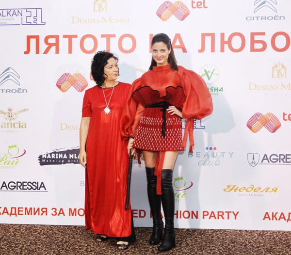 12 ЗЛАТНИ ИГЛИ ПОКАЗАХА СВОИТЕ МОДНИ ПРЕДЛОЖЕНИЯ  ЗА „ЛЯТОТО НА ЛЮБОВТА“